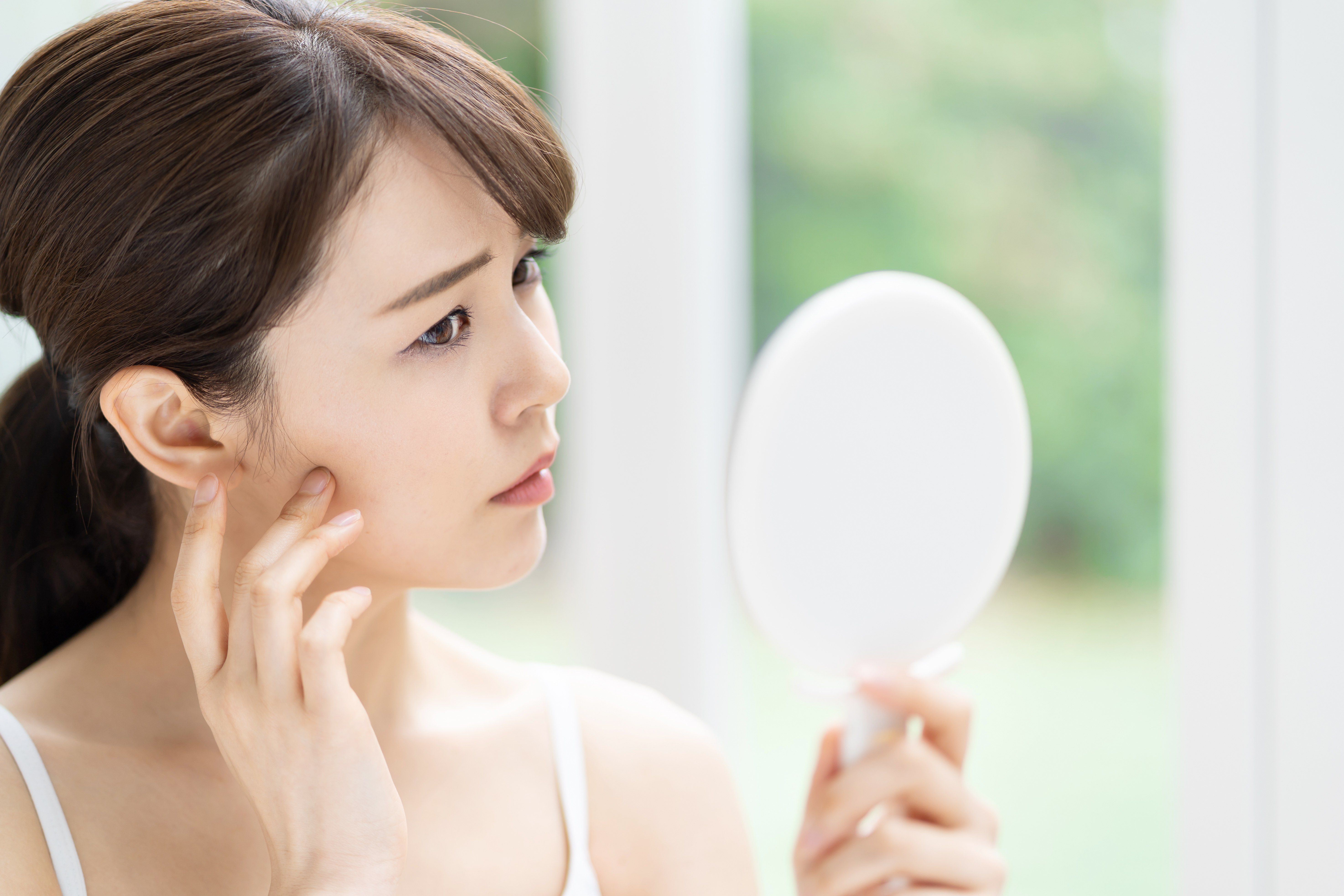 ニキビを確認する女性